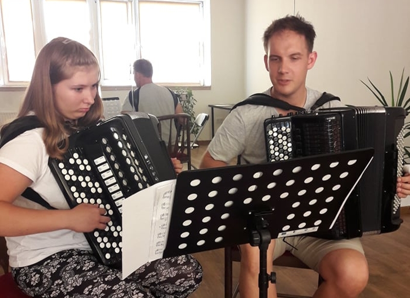 Uczestniczka Studia Edukacji Muzycznej gra na akordeonie